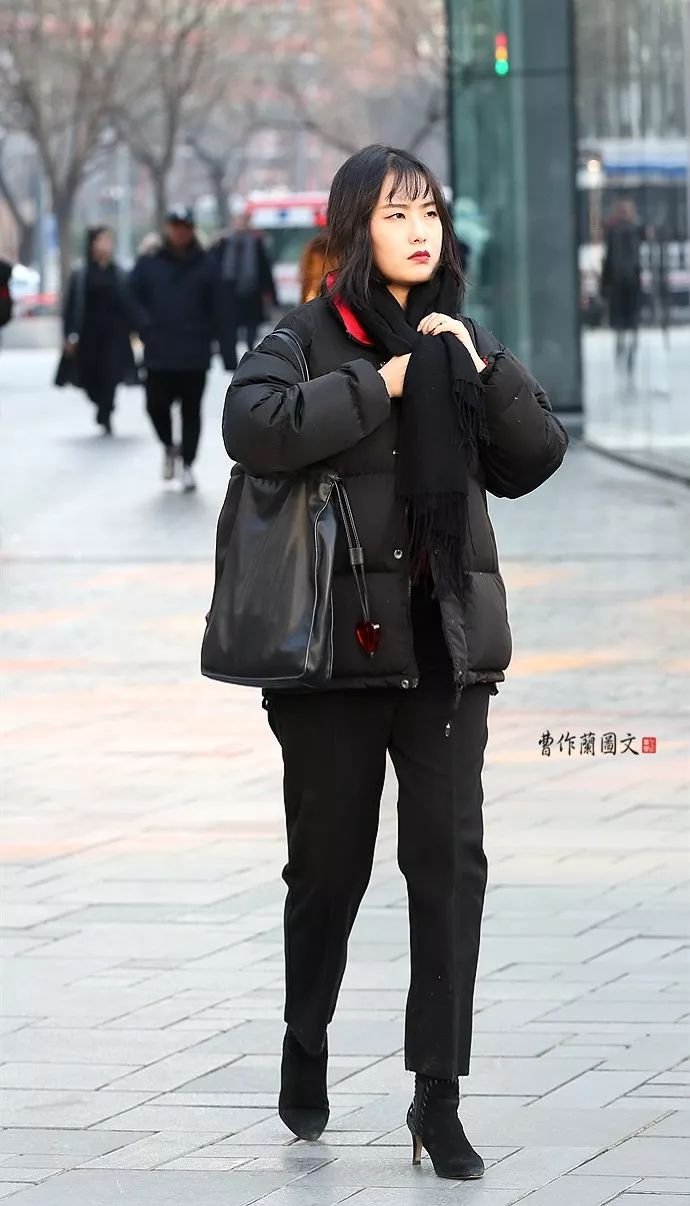 街拍：鞋跟超细的高跟短靴美女
