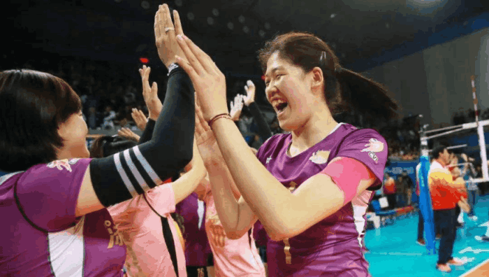 李盈莹化身美妆博主直播讲段子,她这是不务正