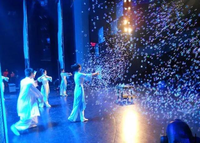 一个成功的年会,舞台搭建灯光音响往往是活动的亮点!