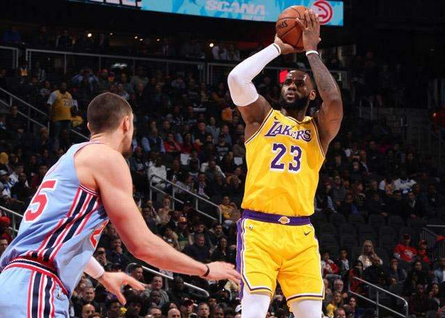 目前湖人队排名西部第十,距离西部第8仅剩3个