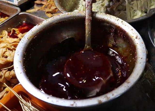 小伙夜市卖“辣条”，现做现卖，10元1斤，人们排队购买！