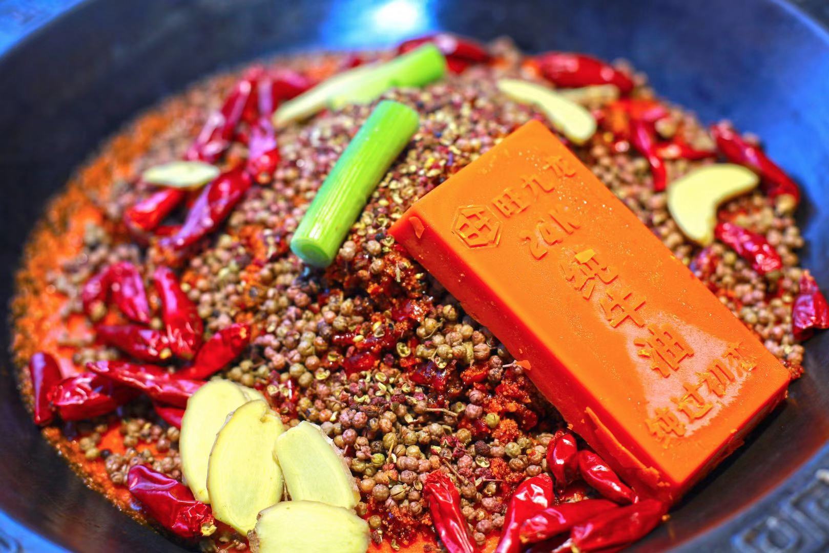 这家火锅店的血毛肚巴适惨了!