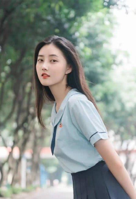 东莞中学的新校服好看到爆,网友:还不是小姐姐漂亮!