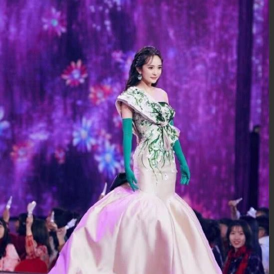 杨幂春晚“重量级”礼服,演绎仙女下凡!网友:手套像两根大葱