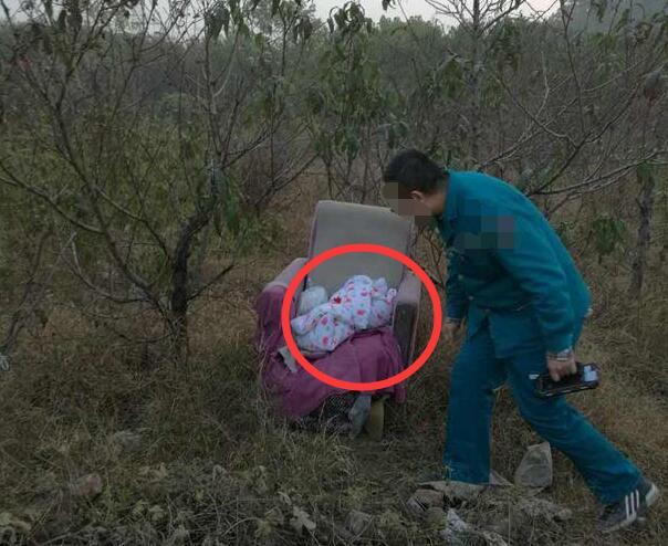 男子路边捡到一对双胞胎,打开襁褓仔细查看,男