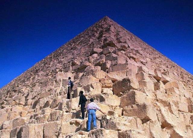 在埃及爬金字塔会发生什么后果?一名游客攀爬登顶后终于知道了!