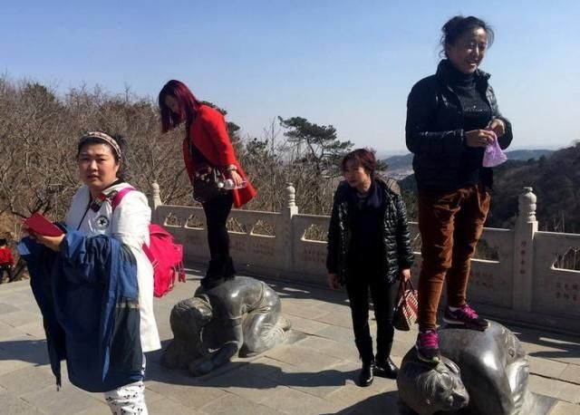 猪年到了，身边有朋友是本命年的，要提醒他注意今年的几个讲究