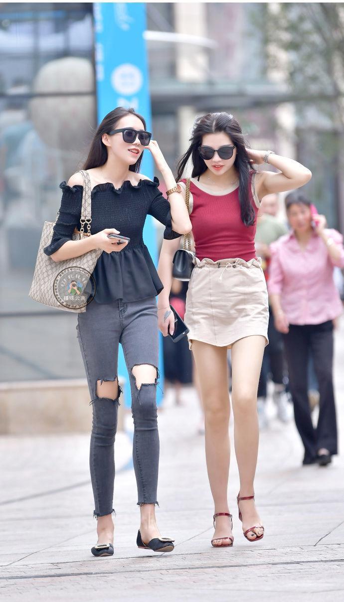 街拍:时尚靓丽的裙装闺蜜们,清新迷人的装扮,尽显魅力