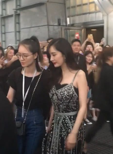 杨幂穿吊带裙惊艳众人,撩开裙子的一瞬间,网友