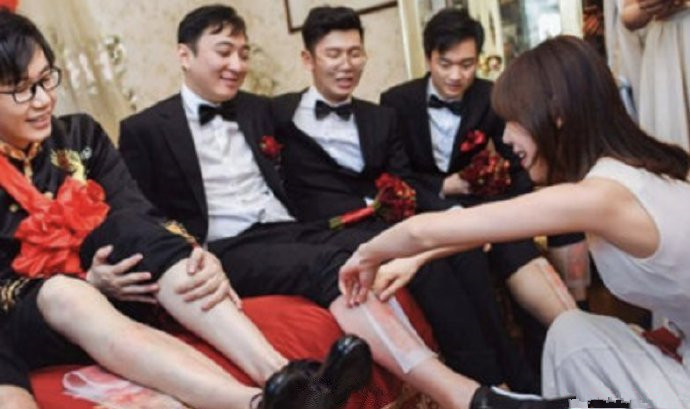 王思聪被撕腿毛怎么回事 现场画面曝光对着女