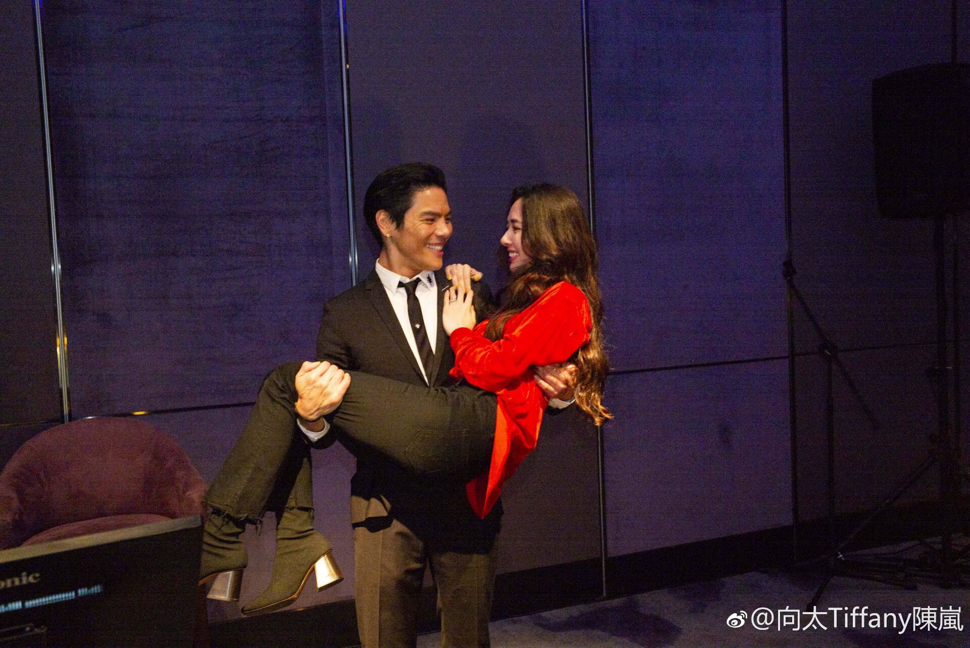 什么操作?才与郭碧婷订婚不久,向佐深夜就点赞