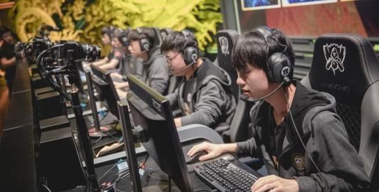 RNG新队服引争议:UZI捧s赛冠军奖杯,将IG置于