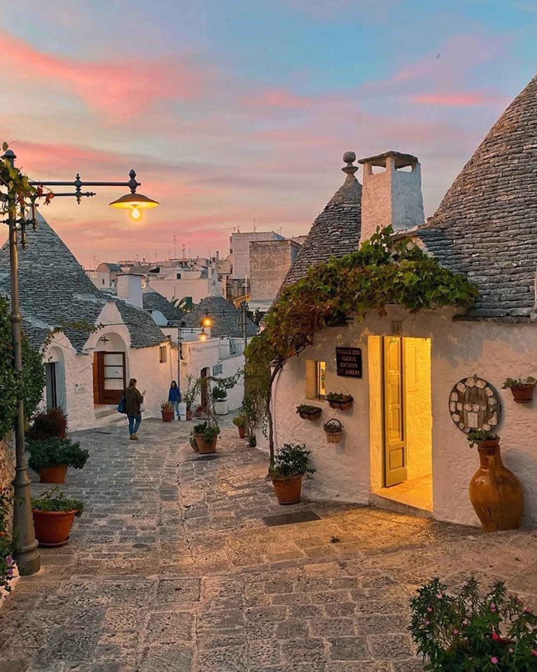 意大利蘑菇小鎮(zhèn)Alberobello的黃昏