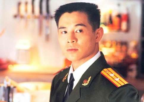 李连杰很少在电影里秀肌肉,不是因为没身材,原因很简单