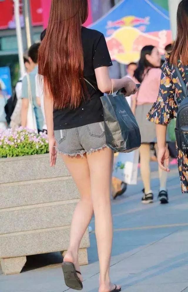 好身材是勒出来的,一组紧身衣街拍秀出夏日的性感