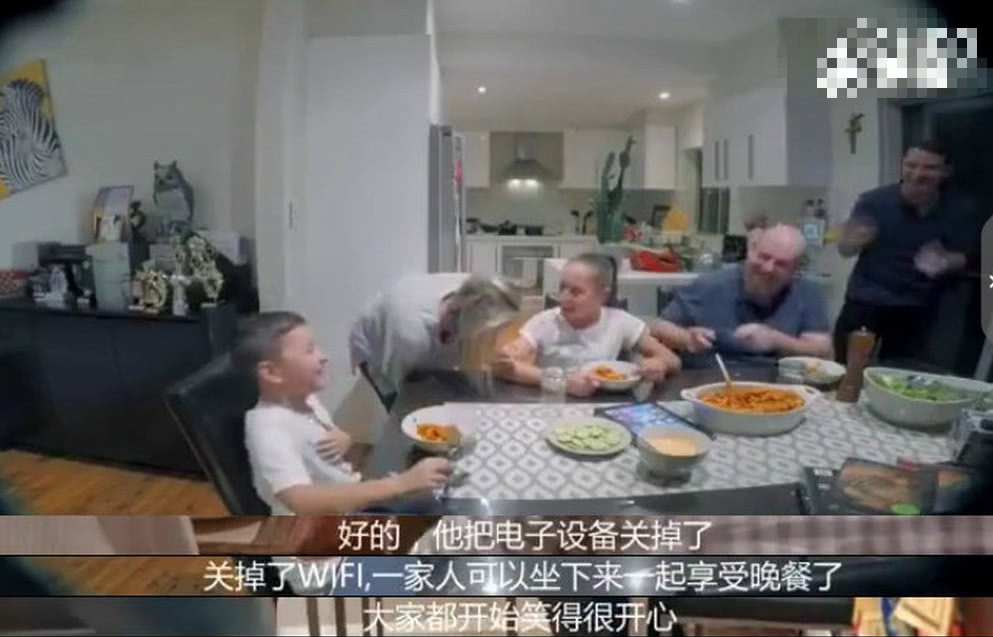 家长测试孩子对电子产品的痴迷度，最后结局亮了