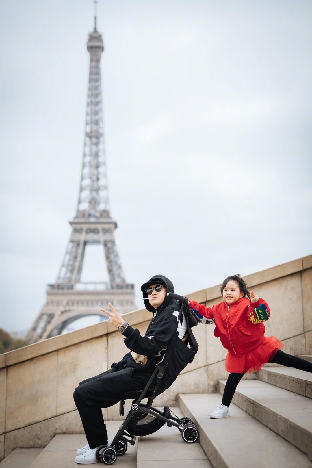 包贝尔夫妇拍婚纱杂志封面,网友却说感觉包文婧爱对方多一点!