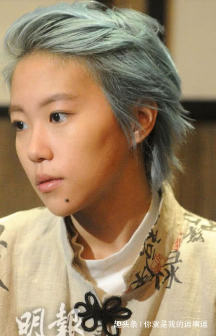 王菲女儿窦靖童真的很另类,纹身帅出新境界