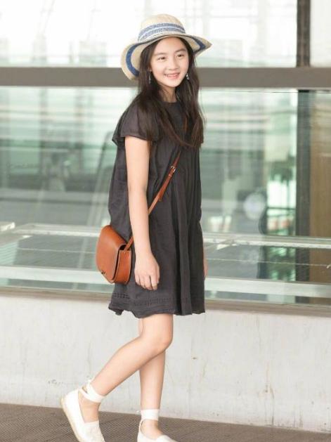 黄磊女儿又化妆，12岁青春少女成30岁贵妇，网友：没认出来！