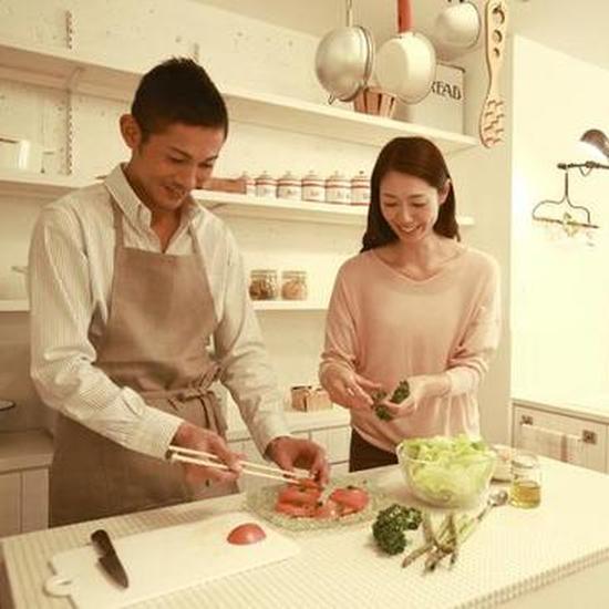 离婚三年,前夫来看孩子,看到他钱包还有我们的