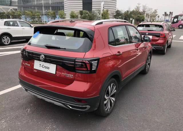 大众tcross280tsi,sagitar大众280tsi 大批上汽大众国产t-cross到店卸车,场面壮观,内饰有亮点