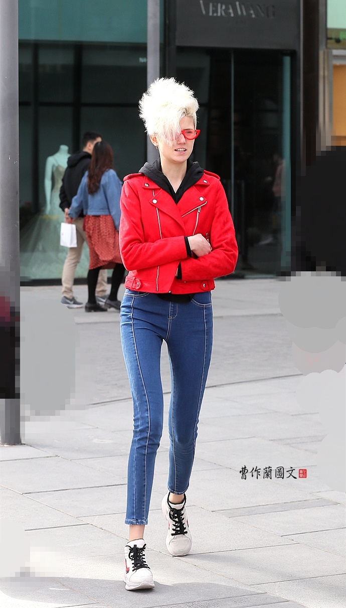 街拍：穿牛仔铅笔裤的美女，凸显美腿笔直细长