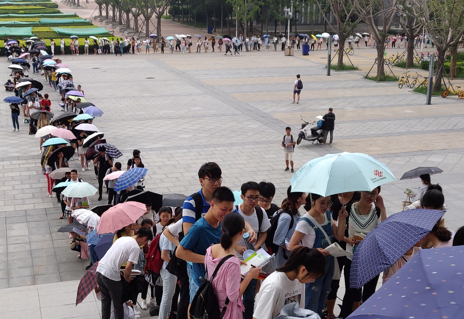 为什么广深办事常排长队？高端预约号能省多少时间