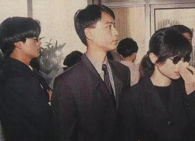 悲痛的记忆：1993年黄家驹葬礼照片