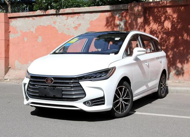 匹配三缸机和双离合,售价8.68万元起的大通G50注定成“炮灰”?