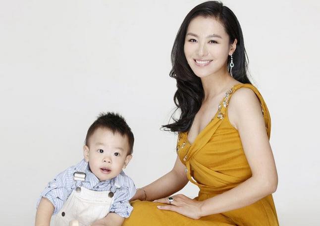 而沈傲君不曝光她老公的原因,她说她老公的职业比较特殊,不方便公开