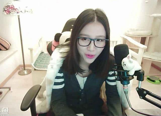 斗鱼PC冷冷迎来双皇争霸,两位土豪为争榜一,豪刷300万礼物!|土豪|女