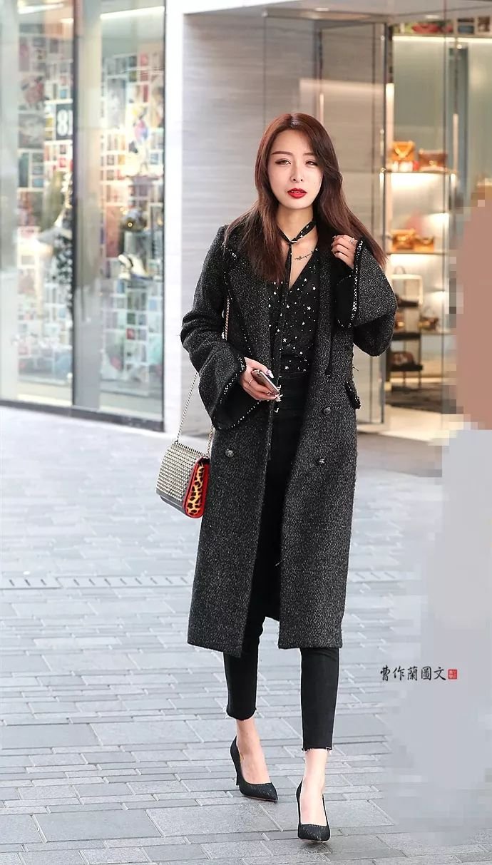 街拍：美女这样穿高跟鞋，更好看