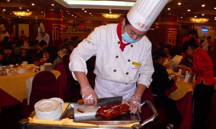 韩国人到中国旅游,吃了一顿全聚德烤鸭,结账的