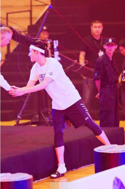 明星鞋码比拼 吴亦凡穿46码 林志玲穿44码 赵丽