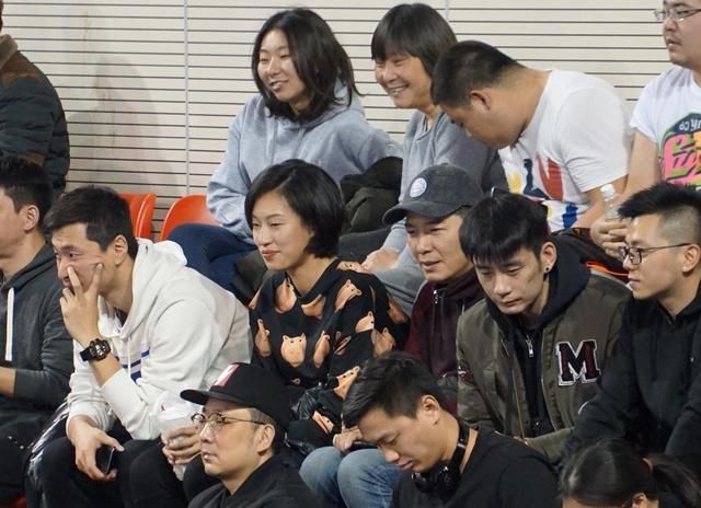 戴军现身观战上海女排vs天津