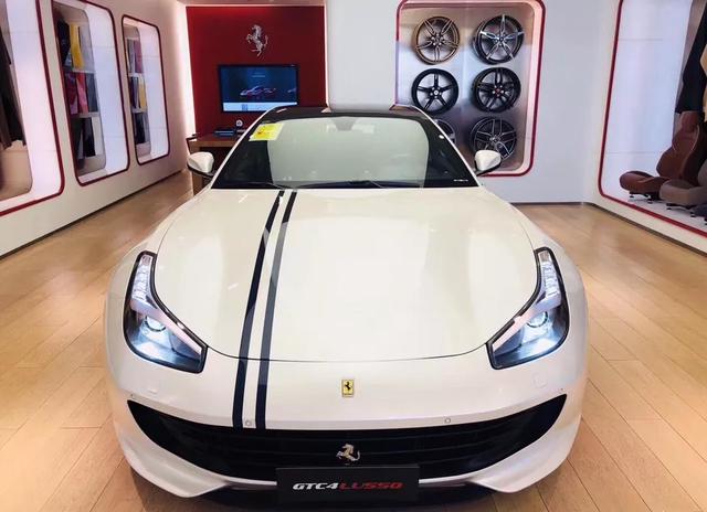 能坐四个人的法拉利，GTC4Lusso！车友：战斗气息一点也不差