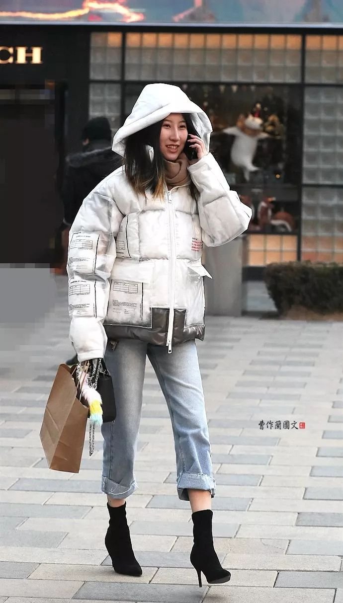 街拍：鞋跟超细的高跟短靴美女