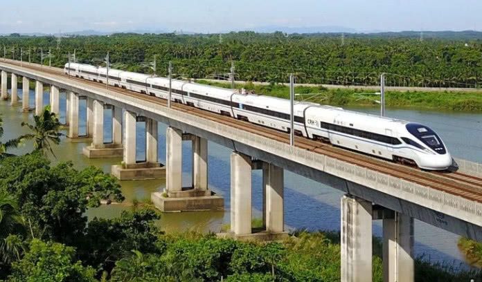 中国高铁对比日本高铁,谁是世界第一?导游:车头就能看出!