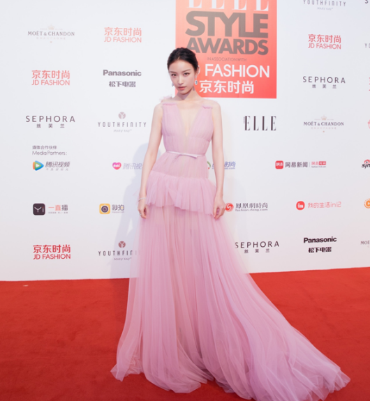 看了陈伟霆前女友,再看看冯绍峰前任,网友:谁是