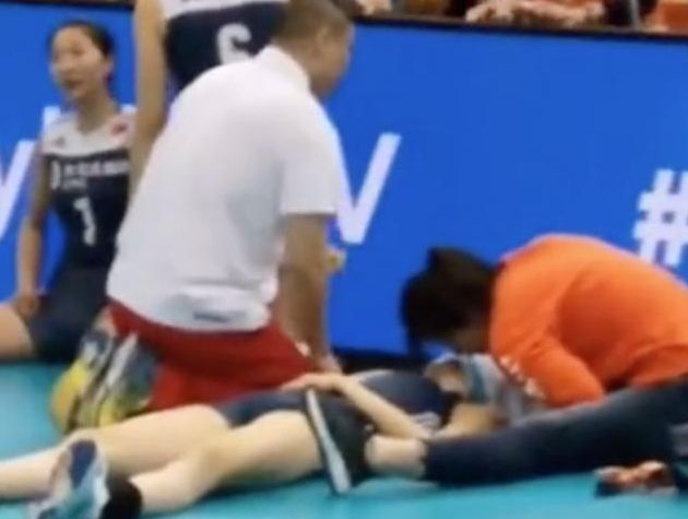 女排泪目一幕!朱婷累瘫毛巾盖脸躺地上理疗 徐云丽跪地安慰朱婷