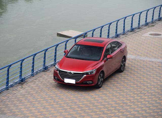 自主品牌版奔驰，标配胎压监测还不到6万，最后却毁在这标志上