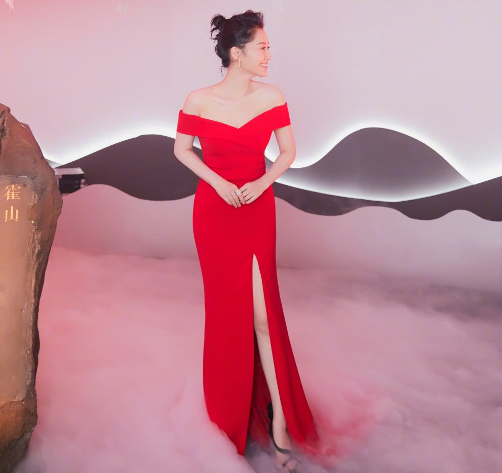 许晴性感起来有多吸睛?红裙开叉大秀白腿,简直是行走的荷尔蒙