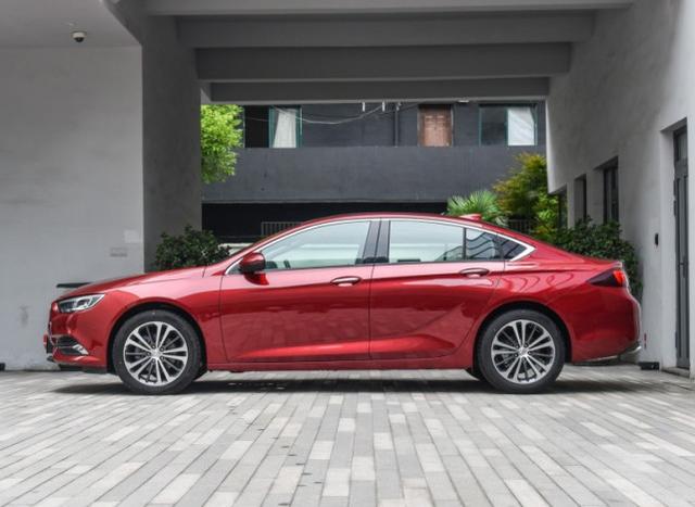 轿跑不用等天籁，它7秒破百20万就有自动泊车，一个座椅3万还超值