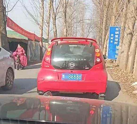 河南这辆比亚迪F0火了!4万的车挂400万的车牌,车主曾开虎头奔