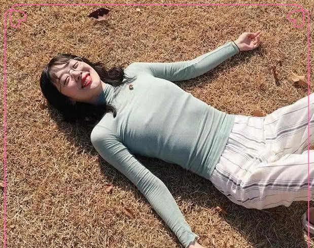精致的妆容还有白皙的皮肤,崔雪莉真的算得上是一个美人,只是她现在的
