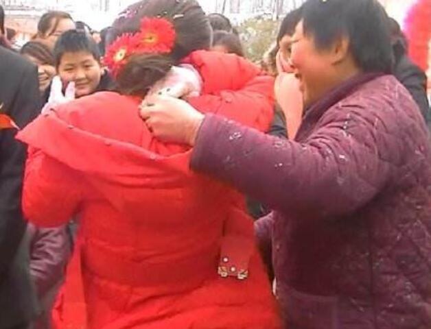 为了钱他娶了一个傻子,结婚当天他把傻子抱到床上,感动不已