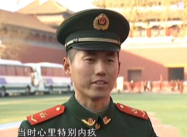 这位兵哥很特殊，他同时拥有中士和中尉两种军衔，你知道为什么吗