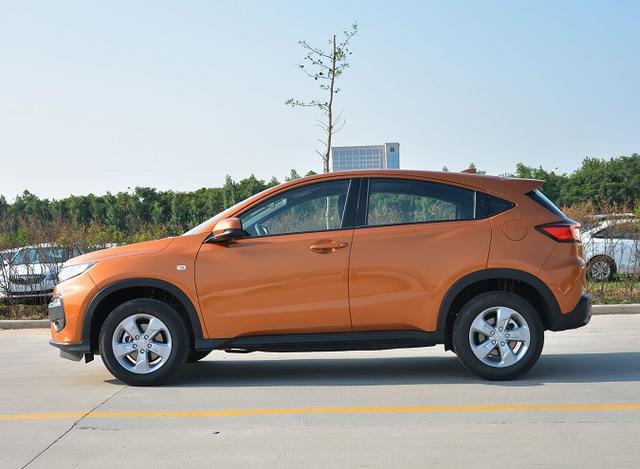 全系手动座椅，车身一样大却比缤智贵，还没有LED大灯却月销两万