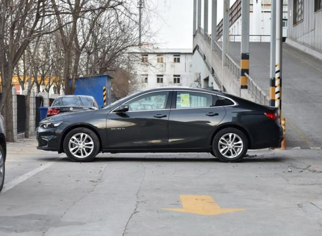 轿跑车身起步就8气囊，比凯美瑞还大不到14万，比买思域划算多了