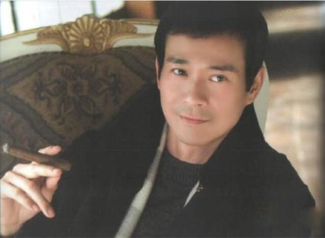 71岁郑少秋，早在32岁就已经“谢顶”，只为她一人公开摘过假发